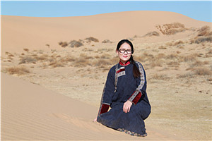 中短篇小說獎(jiǎng)：《馱著魂靈的馬》  作者：娜仁高娃（蒙古族）         獲獎(jiǎng)感言面對(duì)大自然，面對(duì)在壯美大地上創(chuàng)造火熱生活的人們，我的心里會(huì)滋生書寫他們的故事、書寫我的家鄉(xiāng)——沙窩地的熱情。我想這是我熱愛文學(xué)的原因。我要由衷的感恩我的故鄉(xiāng)，感恩故鄉(xiāng)的人們和這個(gè)時(shí)代。