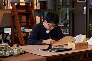 長(zhǎng)篇小說獎(jiǎng)：《大醫(yī)》作者：馬伯庸（滿族）         獲獎(jiǎng)感言在調(diào)研和創(chuàng)作過程中，隨著我深入了解中國(guó)近代醫(yī)學(xué)史，不斷被當(dāng)年的大醫(yī)們所感動(dòng)。其中有太多可歌可泣的人物、驚心動(dòng)魄的故事以及救國(guó)救民的仁愛精神，放到今日，仍不過時(shí)。當(dāng)年他們?cè)趤y世之中的艱辛與堅(jiān)持，實(shí)在應(yīng)該讓現(xiàn)在的公眾了解。而讓他們了解的最好方式，就是通過文藝作品來表現(xiàn)，只有寫出這種精神的繼承性與時(shí)代性，歷史小說的質(zhì)感才能凸顯出來。