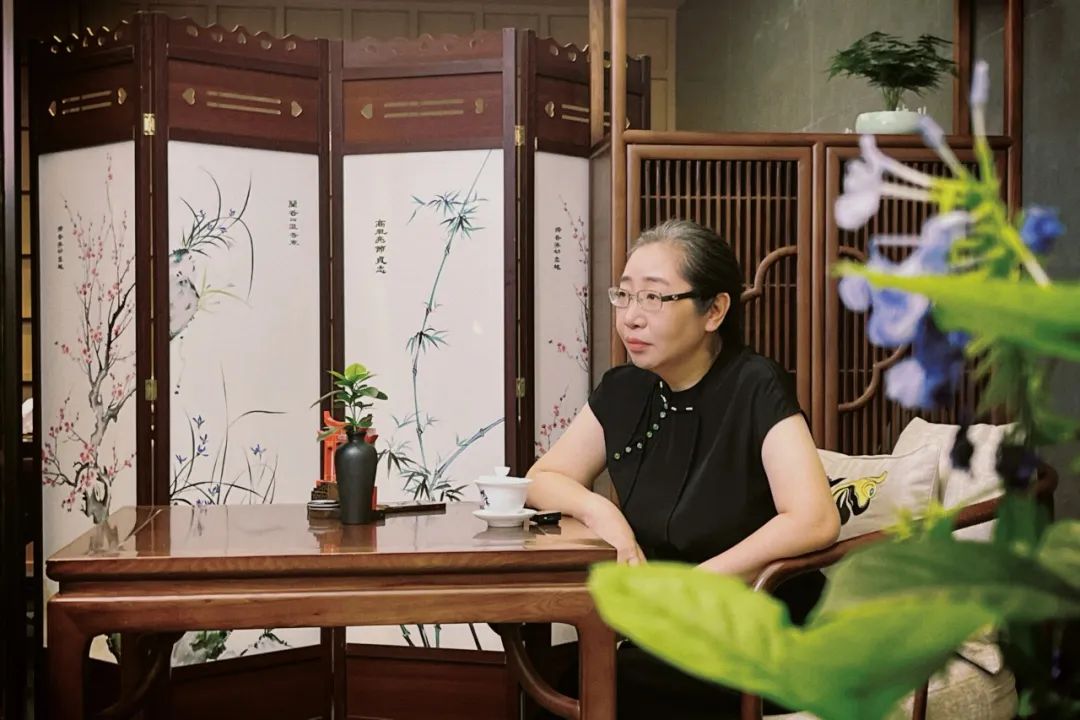 張勇 國家一級編劇、作家，四川省作協副主席。曾獲第二屆文榮獎作家編劇獎（《偽裝者》）。創作長篇小說《一觸即發》《偽裝者》《貴婉日記》，紅色諜戰川劇《黎明十二橋》以及電視劇《一觸即發》《偽裝者》《天衣無縫》等。