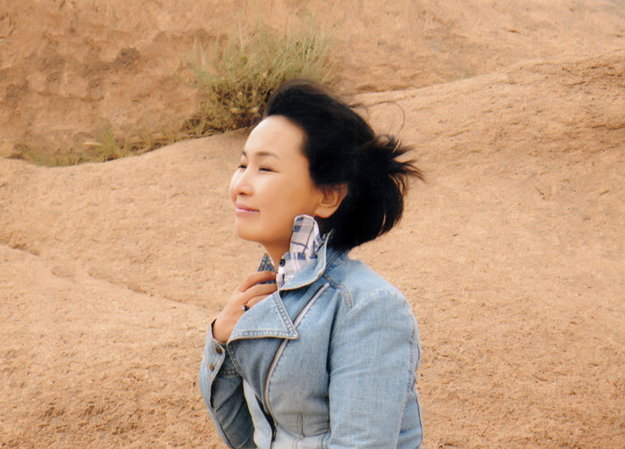 朵日娜，蒙古族，1971年生，內(nèi)蒙古赤峰市克什克騰旗人。內(nèi)蒙古赤峰市民族事務(wù)委員會(huì)副譯審，內(nèi)蒙古自治區(qū)翻譯家協(xié)會(huì)副主席。出版譯著《阿拉善風(fēng)云》（又名《遙遠(yuǎn)的大漠》）《斷裂》《飲馬井》《我給記憶命名》等。曾獲《民族文學(xué)》獎(jiǎng)，內(nèi)蒙古自治區(qū)索龍嘎文學(xué)獎(jiǎng)等。