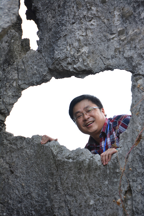 牧之，本名韋光榜，布依族，1963年生，貴州貞豐人?！度f峰湖》雜志執行主編。著有《魂系高原》《紙上人間》等。曾獲中國人口文化獎、貴州民族文學金貴獎等。