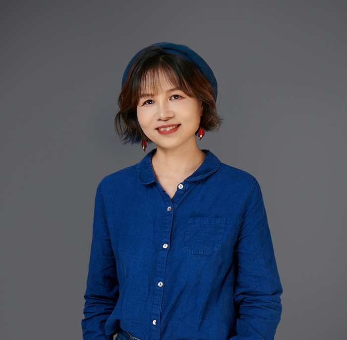 黃芳，壯族，1974年生，廣西貴港人。出版詩集《風(fēng)一直在吹》《仿佛疼痛》《聽她說》等。