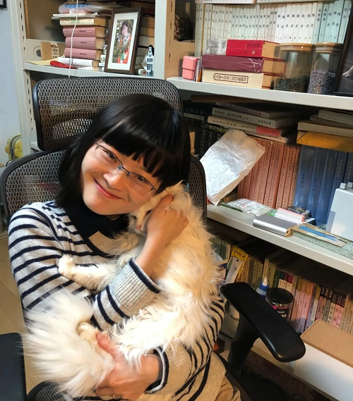 蘇枕書，江蘇南通人，熱愛植物與自然。