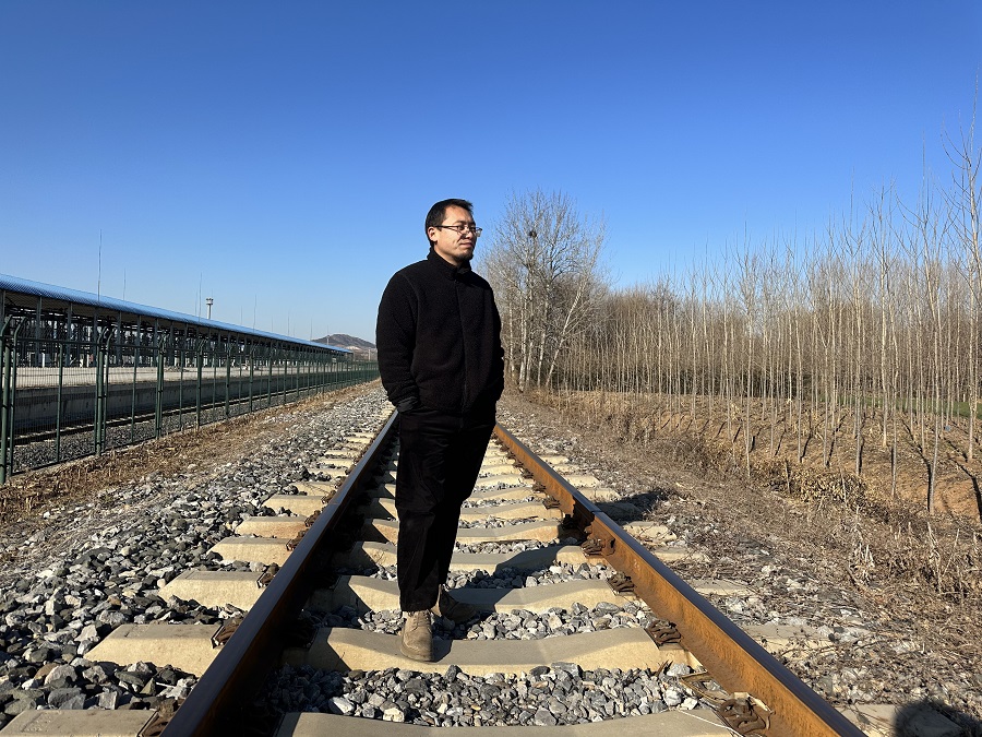 魏思孝，1986年生于山東淄博。現為山東理工大學兼職教授，中國作家協會會員，淄博市作家協會副主席。專業從事文學創作10余年。著有《余事勿取》《王能好》《土廣寸木》等10余部。曾獲第九屆報喜鳥文學領域新銳藝術人物、山東文學新人獎、第四屆泰山文藝獎、第五屆茅盾新人獎提名獎、第七屆寶珀理想國文學獎首獎，入選第三屆“王蒙青年作家支持計劃?年度特選作家”等。