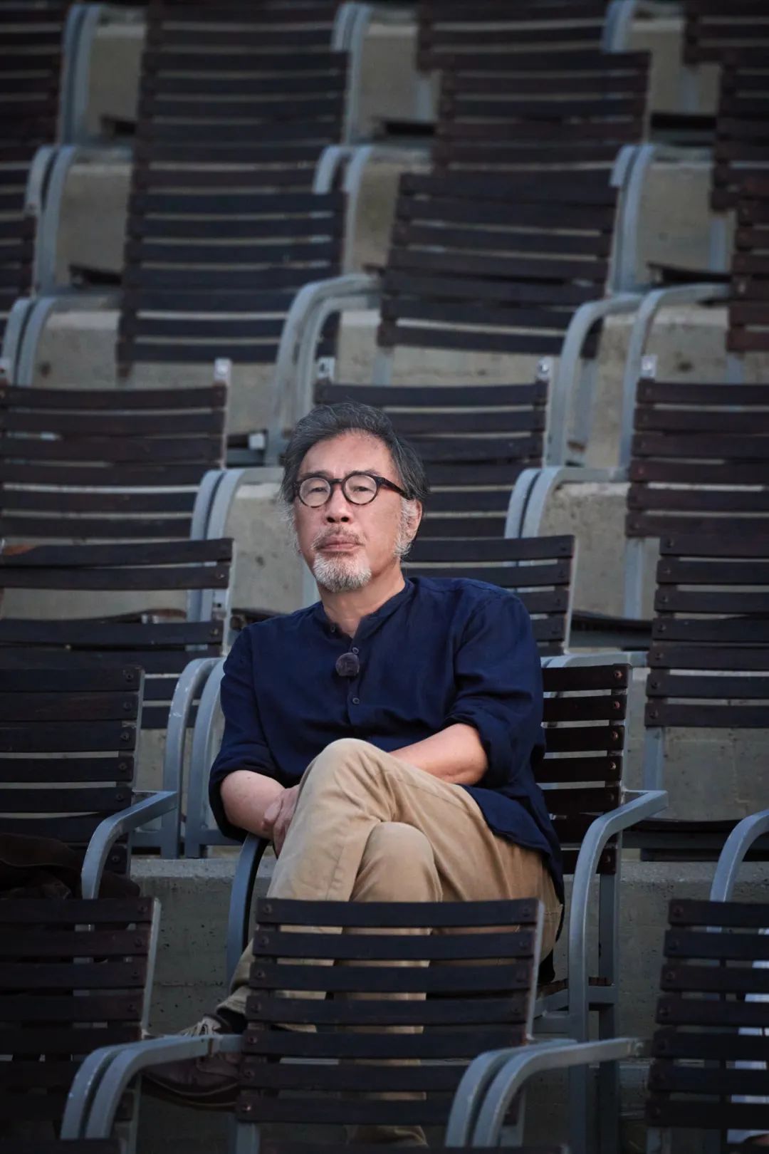 &nbsp;西川  1963年生，詩人、散文和隨筆作家、翻譯家，北京師范大學特聘教授。出版有詩集、隨筆集、論著、詩劇等多部作品及多種詩歌詩論譯作。曾獲魯迅文學獎（2001）、中國書業(yè)年度評選·年度作者獎（2018）、聞一多詩歌獎（2024）、德國魏瑪全球論文競賽十佳（1999）、瑞典馬丁松玄蟬詩歌獎（2018）等。作品入選多種選本并被廣泛譯介于三十多個國家和地區(qū)。其英譯作品《蚊子志：西川詩選》(譯者Lucas Klein)入圍2013年度美國最佳翻譯圖書獎，并獲美國文學翻譯家協(xié)會2013年度盧西恩·斯泰克亞洲翻譯獎。