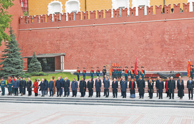 當?shù)貢r間五月九日，俄羅斯舉行盛大慶典，紀念蘇聯(lián)偉大衛(wèi)國戰(zhàn)爭勝利八十周年。國家主席習近平和來自世界二十多個國家及國際組織領(lǐng)導人應(yīng)邀出席慶典。慶典結(jié)束后，各國領(lǐng)導人集體合影留念。    新華社記者??黃敬文攝