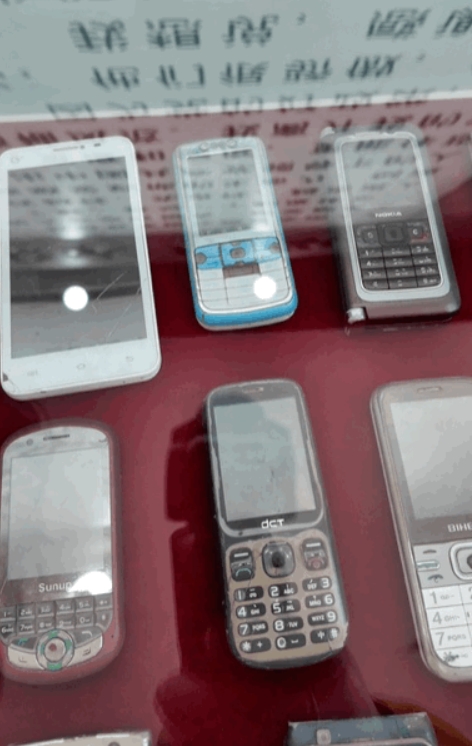 在紅寺堡區文化館馬慧娟工作室內擺放著“拇指作家”馬慧娟曾用來寫作的所有手機