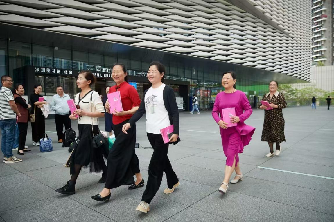 透友們拿到詩集的喜悅