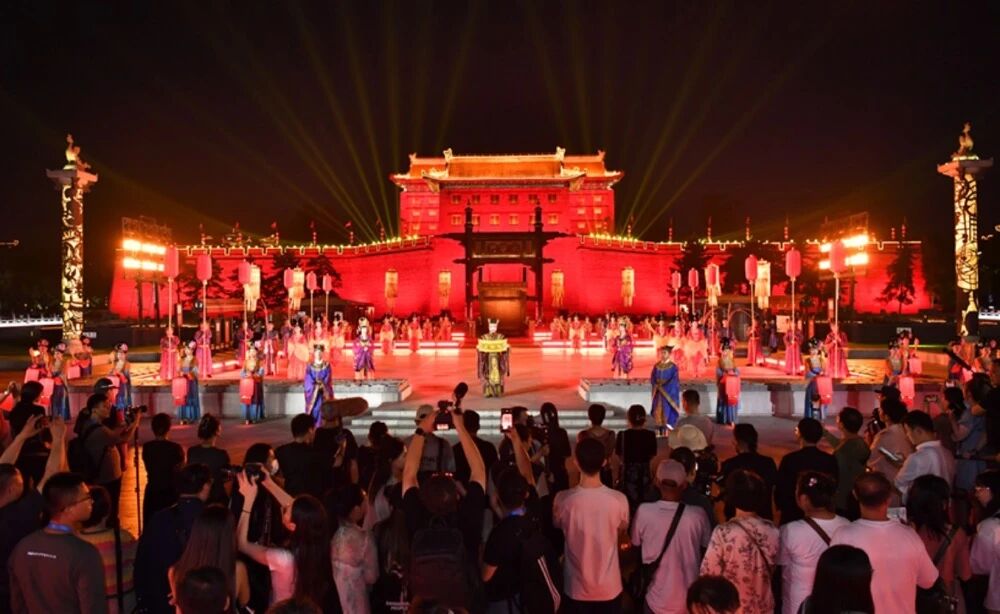 9月14日晚，一場充滿唐韻的歡迎儀式在西安永寧門盛大開場，歡迎參加2025國際青春詩會的拉美詩人和中國詩人。