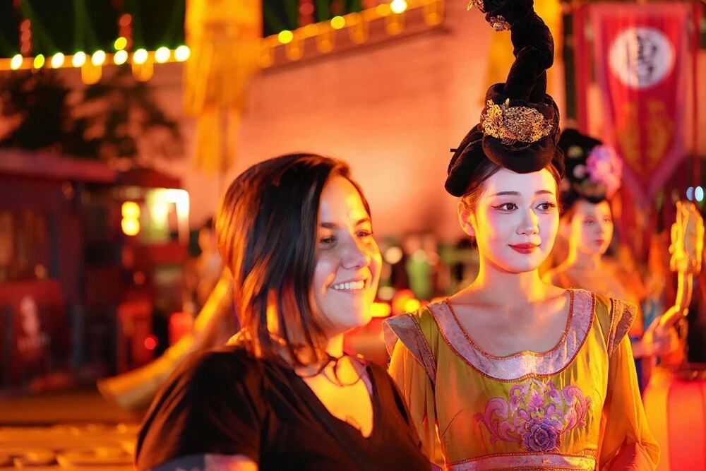 永寧門歡迎儀式后，玻利維亞詩人杰西卡·弗羅伊登塔爾與一位“唐代仕女”合影