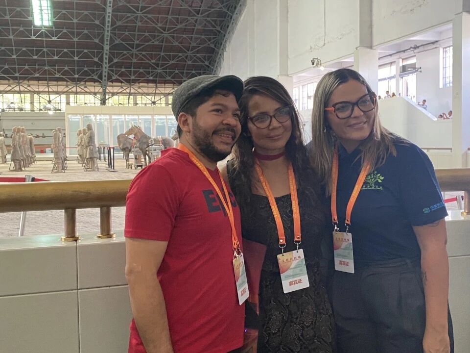 巴拿馬詩人哈維爾·阿爾瓦拉多（左）、哥倫比亞詩人法迪爾·德爾加多（中）、委內瑞拉詩人因迪拉·卡爾皮奧·奧利沃在秦始皇帝陵博物院合影