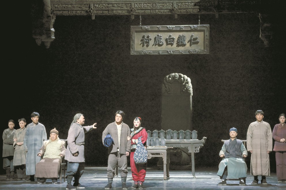 陜西人藝話劇《星空與半棵樹》（上圖）《白鹿原》（下圖）日前先后在上音歌劇院上演。 均本報記者 葉辰亮 攝