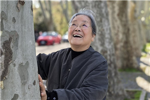 兒童繪本：獲獎作品《不能沒有》作者：蔡皋         獲獎感言書里最先出現的光是陽光。我有種植花草的習慣，跟植物打交道其實就是和陽光打交道。光的滋養與體驗積累得多了，有一天，會被兒童猛地“點醒”。比如，我的小孫子就跟我說……
