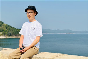 詩歌：獲獎作品《我知道所有問題的答案了》作者：童子         獲獎感言我曾經以為，人生是一條拋物線，從出生的起點慢慢爬上高峰，再慢慢滑落低谷。如果按人的生理表現，是這樣的。但我越來越意識到，人之所以為人，是因為我們有靈魂。靈魂可以不被身體束縛……