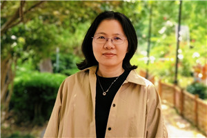 小說：獲獎作品《萬花筒》作者：陸梅         獲獎感言回想寫《萬花筒》的心境，有點做夢的感覺。我似乎完全沉浸在文字所構建的那個世界里，心里有一個執念：就想借孩子的眼睛，看看我生活的這座城市——不是作為背景，而是進入縱深。