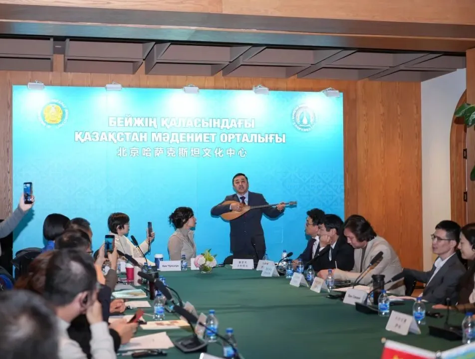 研討會現(xiàn)場，哈薩克斯坦作家表演民族樂器