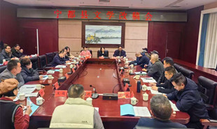 采風團一行與寧都本土作者舉辦改稿會