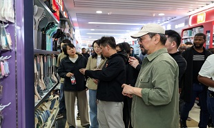 采風(fēng)團(tuán)考察義烏國際商貿(mào)城