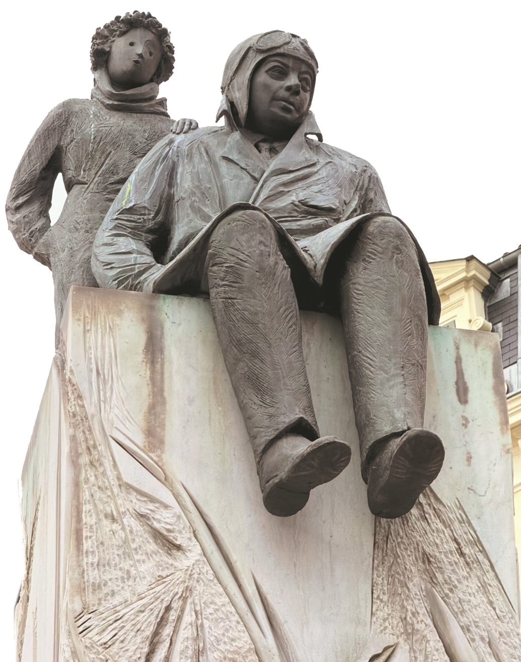 作家安托萬·德·圣-?？颂K佩里的雕像 他于1900年生于里昂，為了紀(jì)念他，里昂市中心白萊果廣場(chǎng)的西南角矗立著一座他與小王子的雕像，他出生的街道也以他的名字命名