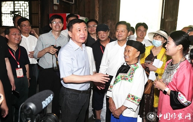 中國作協組織作家赴十八洞村參觀學習