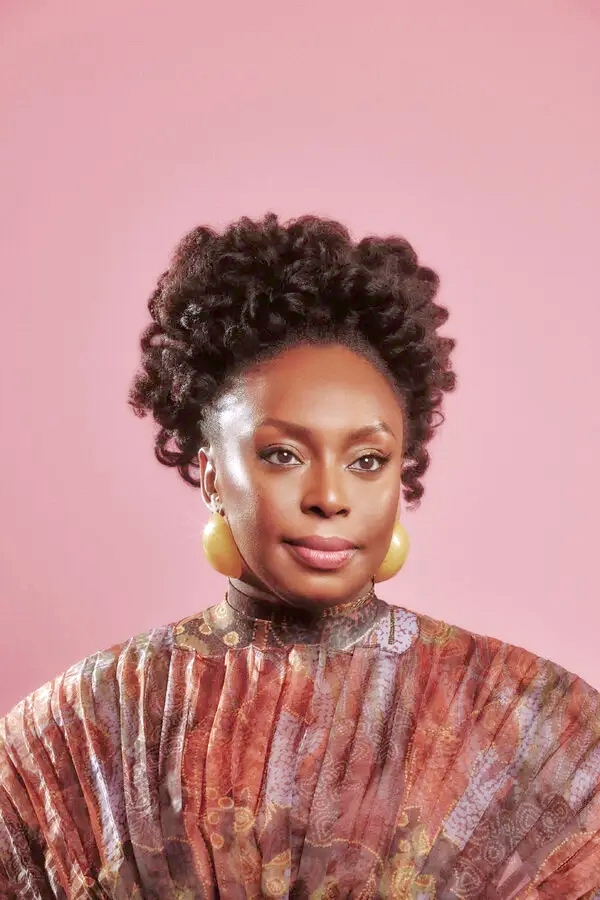 尼日利亞裔作家奇瑪曼達·恩戈茲·阿迪契 2025年出版《夢想計數》