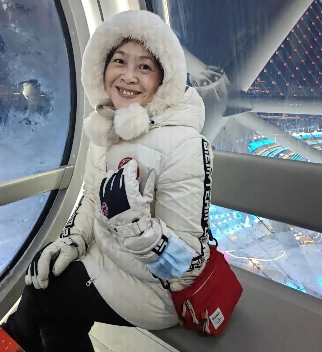 遲子建在哈爾濱冰雪大世界冰雪摩天輪