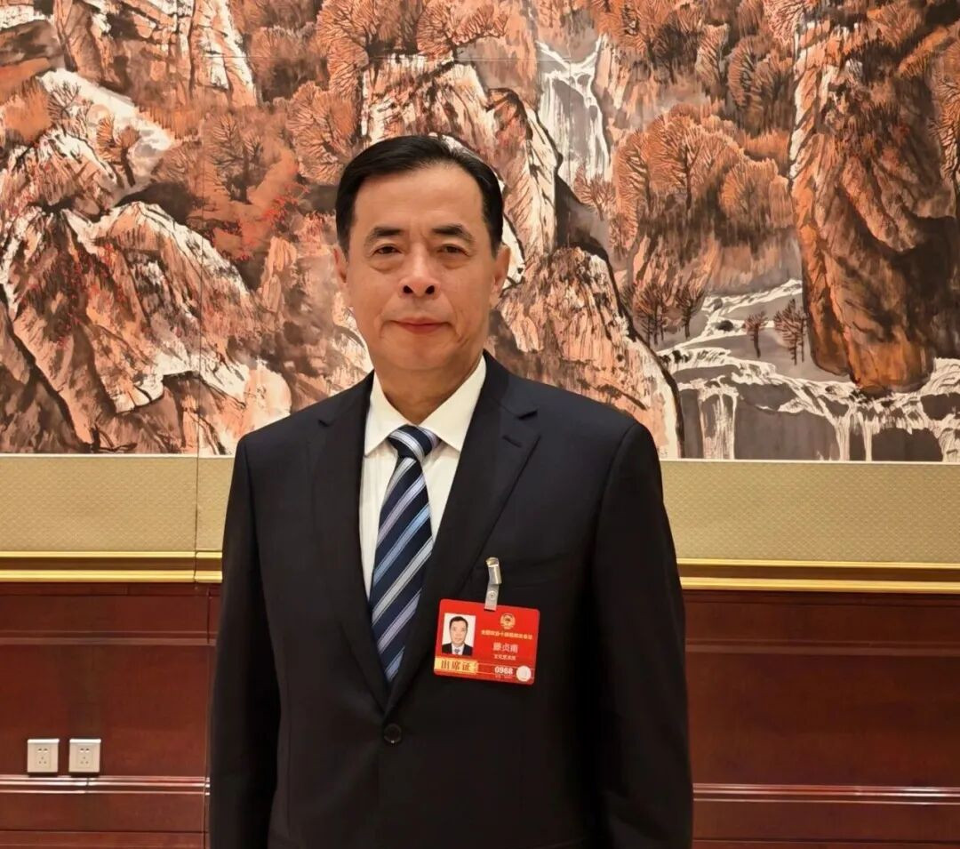 全國政協(xié)委員、中國作家協(xié)會主席團委員滕貞甫