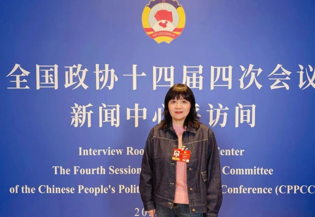 全國政協(xié)委員、中國視協(xié)副主席、編劇王麗萍 &nbsp;