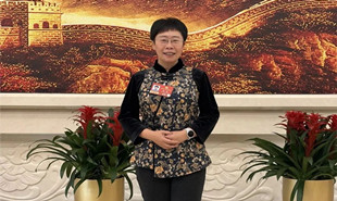 全國政協委員，全國婦聯副主席（兼），中央民族大學黨委委員、教授蒙曼