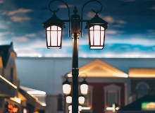 日暮黃昏時分的流亡　　在藍貓酒吧，和卡斯特羅親近的人并不很多。卡斯特羅長得矮，而且胖。[詳細]