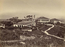 朱強：地址簿里的日常舊地址一旦消失了，新地址很快又被人創(chuàng)造出來。直到大地成為一本厚厚的地址簿。被人遺忘的地址，就像繁星一樣綴滿了蒼穹。[詳細]