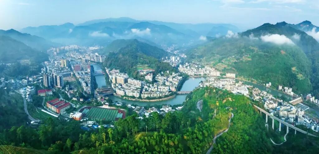 鳥瞰馬邊縣城（何為 攝）