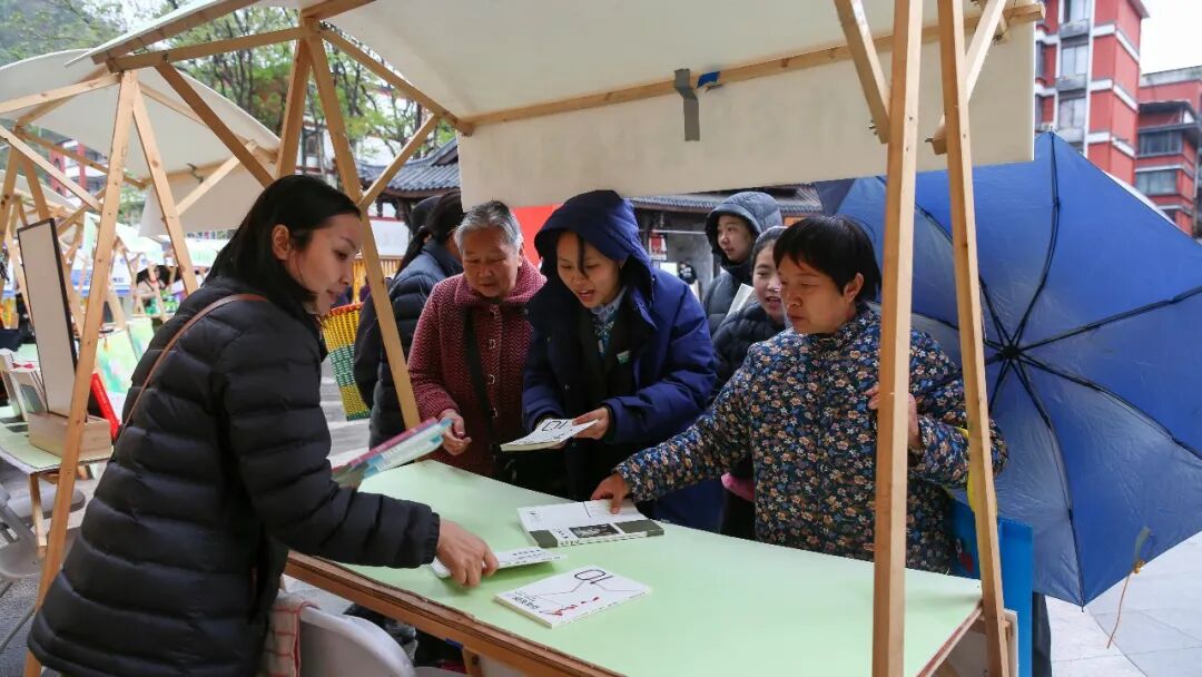 “文學早市”現場，讀者在攤位前