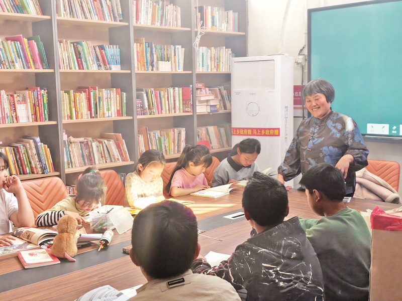 李翠利帶孩子們閱讀。 受訪者供圖