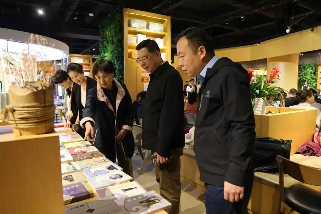 膠州市人大常委會副主任姜青華、膠州市文聯(lián)黨組書記、主席宋祥文等參觀膠州作家出版的作品