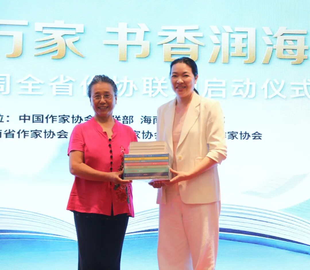 海南省委宣傳部文藝處處長陳曼燕向三亞人文地理學會贈送精品圖書