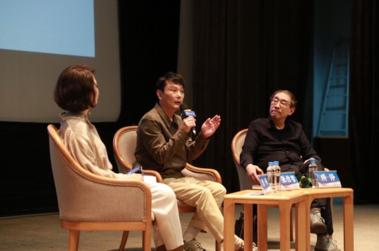 上圖講座現場，左起依次是主持沈祎；歌手、收藏家張信哲；復旦大學新聞學院教授顧錚。