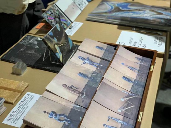 UNFOLD書(shū)展上，“一又二分之一”帶來(lái)藝術(shù)創(chuàng)作者小龍花的作品。