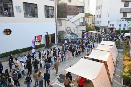 周末，UNFOLD書(shū)展為M50帶來(lái)高流量的人群。