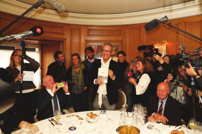 聞知獲獎(jiǎng)后按例趕來(lái)與菲利普·克洛代爾（左二）等眾評(píng)委同席的作家卡邁勒·達(dá)烏德（中）。攝影：奧利維耶·迪翁