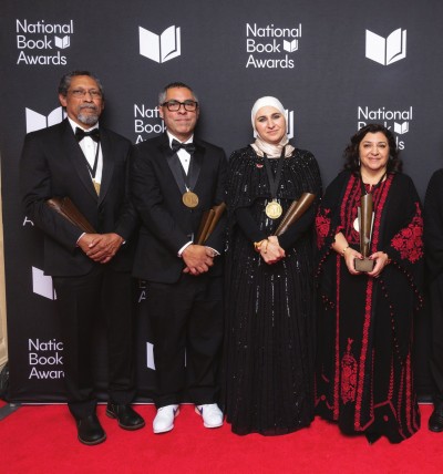 2024年美國全國圖書獎的四位原創作品獎得主。左起：小說獎得主珀西瓦爾·埃弗里特、非小說獎得主賈森·德·萊昂、青少年文學獎得主希法·薩勒塔吉·薩法迪和詩歌獎得主萊娜·哈拉夫·圖法哈。全國圖書基金會圖片